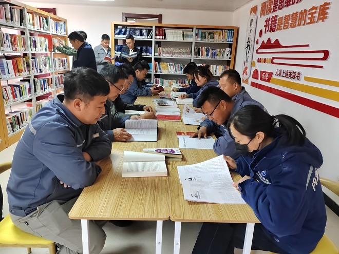 額鹽公司黨委組織開(kāi)展“感黨恩 聽(tīng)黨話 跟黨走”—母親湖畔閱經(jīng)典，共筑書(shū)香額鹽主題黨日活動(dòng)