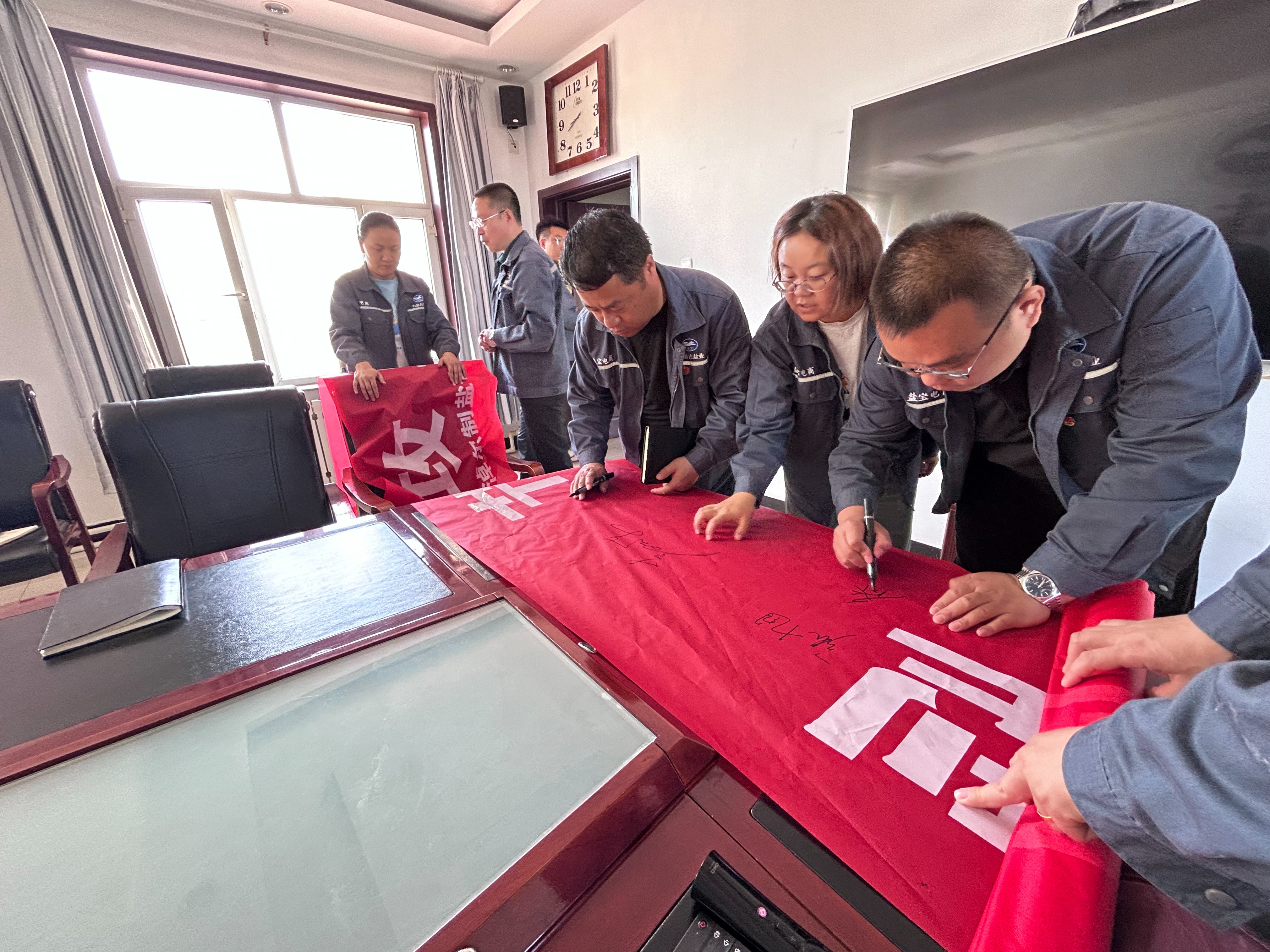 額鹽公司積極響應(yīng)全國節(jié)能宣傳周與全國低碳日倡議開展“綠色轉(zhuǎn)型，節(jié)能攻堅”宣傳活動