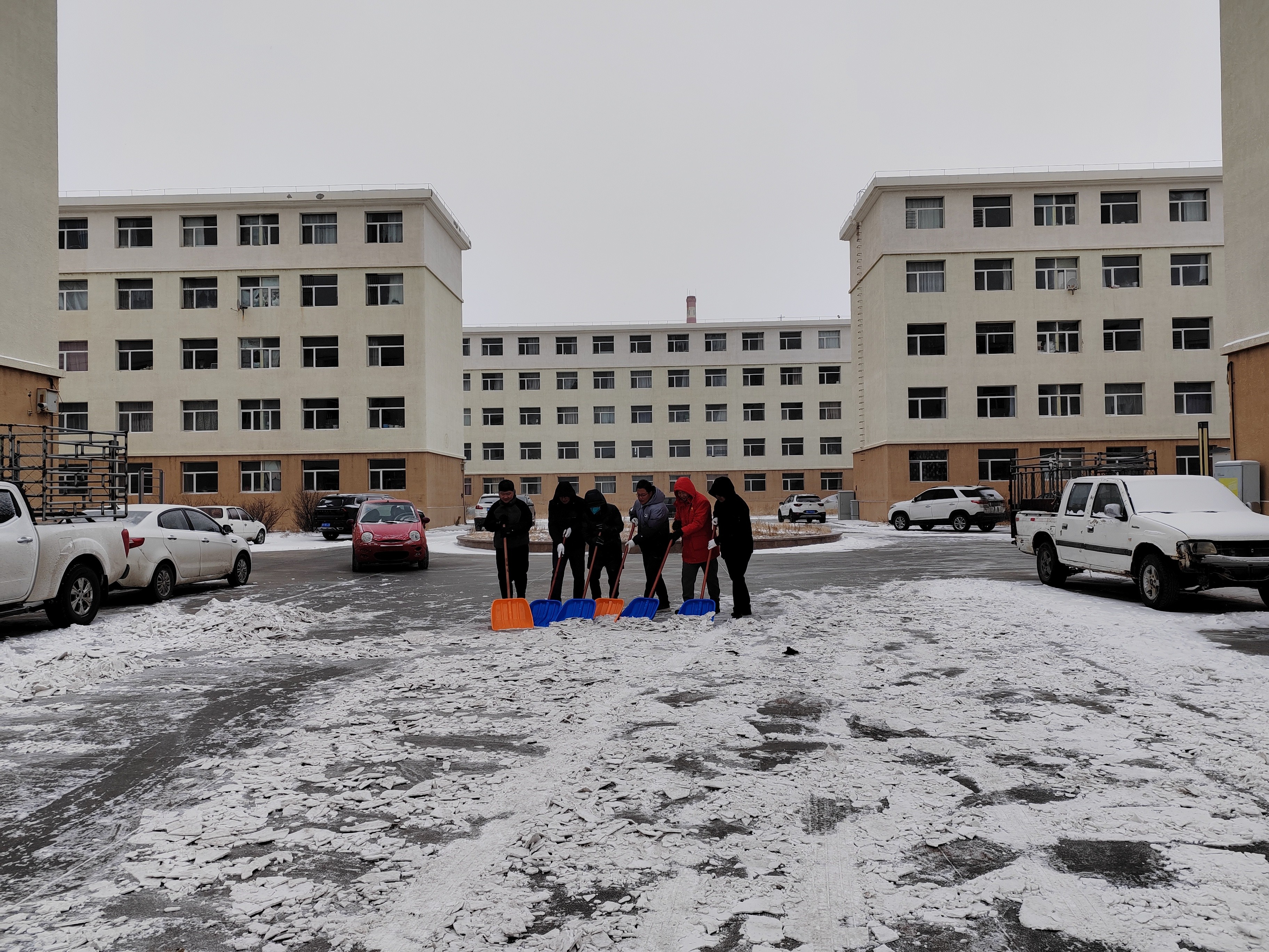 履行擔(dān)當(dāng) 踐行初心 額鹽公司清掃居民區(qū)積雪