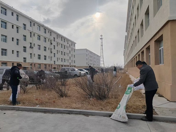 額鹽公司黨委組織開展我們的節(jié)日——“傳承雷鋒精神，守護母親湖畔”志愿服務活動