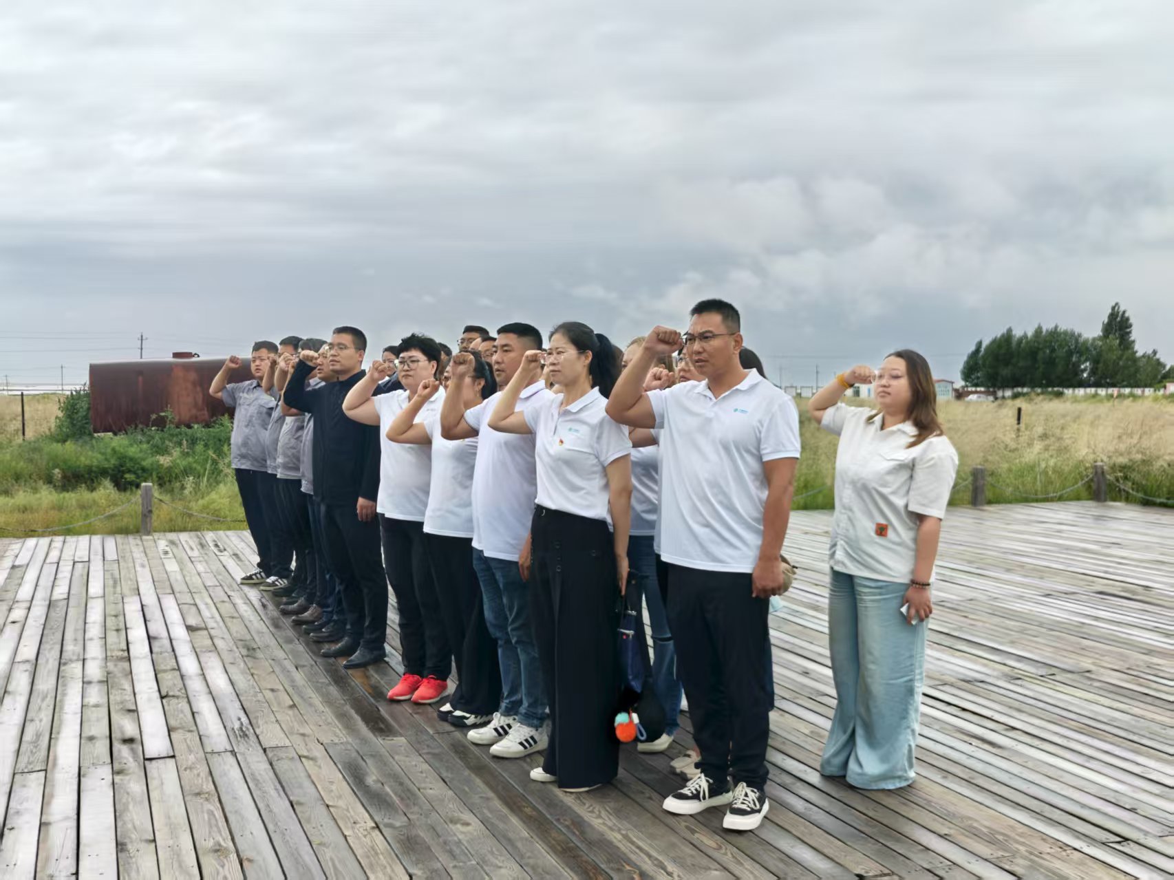 額鹽公司黨支部與東烏旗移動公司黨支部聯(lián)合開展“感黨恩，聽黨話，跟黨走”群眾教育實踐活動暨“銘記烽火歲月，傳承紅色基因”主題黨日活動